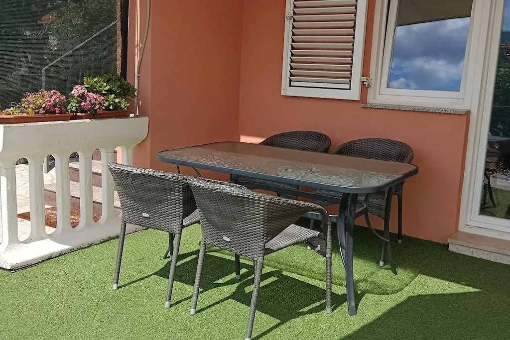 Apartment Radanovic-Beaches 5 Min Walking Cres