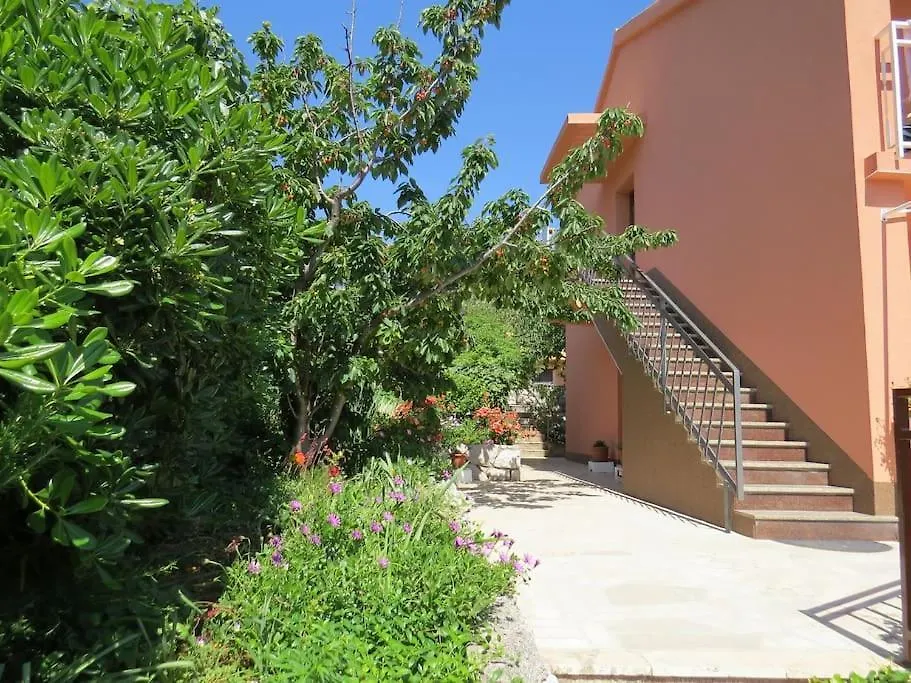 Apartment Radanovic-Beaches 5 Min Walking Cres